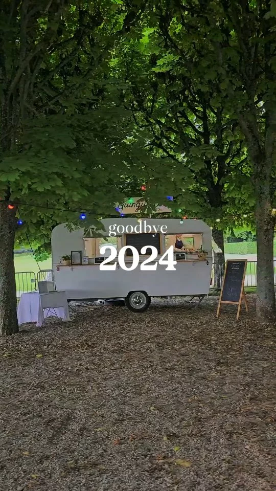 Retour sur une année 2024 magique pour la Guinguette Nomade ! Merci à toutes et tous pour ces beaux moments qui nous sont chers. Entre les privatisations et les événements publics, cela n'a pas été de tout repos mais ce fut un réel plaisirs de vous faire kiffer !! C'est l'heure d'hiberner pour la caravane, rendez vous au printemps 2025 pour de nouvelles aventures festives et gourmandes !