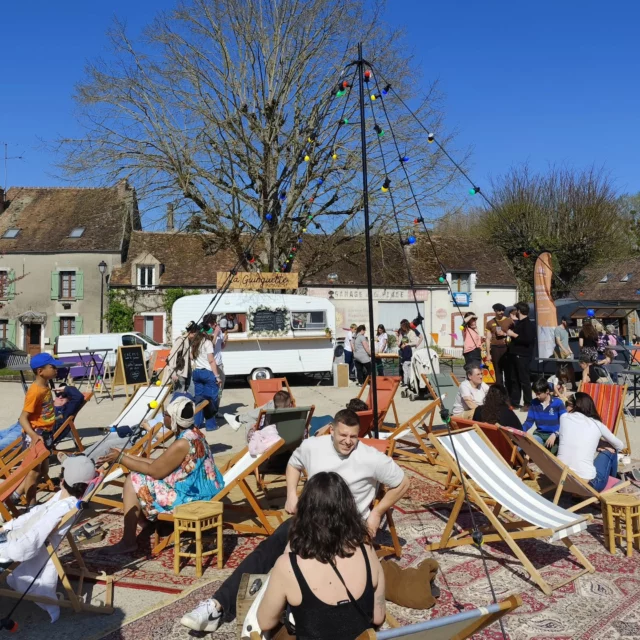 Quand la Guinguette Nomade installe son espace chill et ses guirlandes, ça laisse place à de beaux moments.
#guinguette #chill