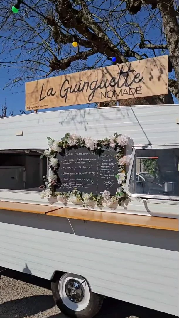 Retour sur la première date de la saison. Nous avons installé notre Guinguette Nomade sur une belle place de village de Seine-et-Marne. Merci à la @ccmoretseineetloing pour sa confiance et son organisation incroyable de ce village ambulant avec toutes ces caravanes aussi chouettes les unes que les autres.Hâte de vous retrouver pour la prochaine, le 26 avril à Nonville.