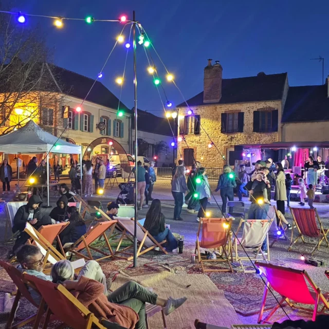 Quand la nuit tombe les guirlandes illuminent l'espace chill de la Guinguette Nomade.
#chill #guinguette