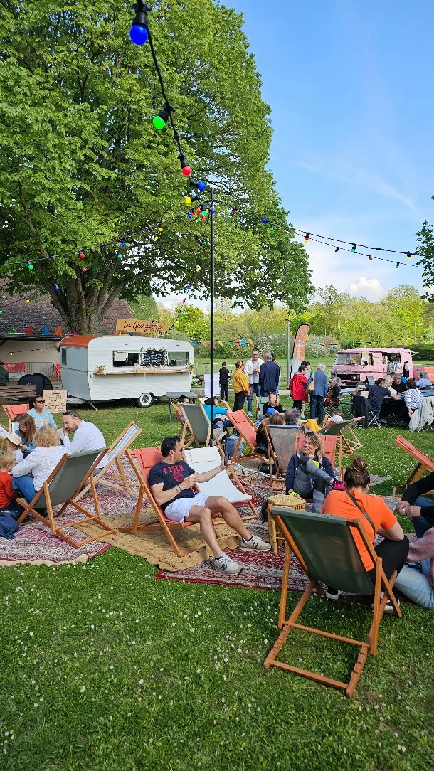 Village ambulant #2 encore une magnifique journée où le soleil était au rendez-vous pour vous permettre de vous amuser avec nos jeux et chiller dans notre espace guinguette 😍 glaces, friperie, bar, ateliers artistiques, musique, atelier pain, concerts, bal le tout en nomade c'est ça la good vibe du village ambulant ... @dolcemamatruck @joema.friperie @bistrotsauvage @lafabulotte @mightybox_dj @La Boul'Ange Nomade @musiqafon . Merci à toute l'équipe de @ccmoretseineetloing pour la confiance et l'orga au top.